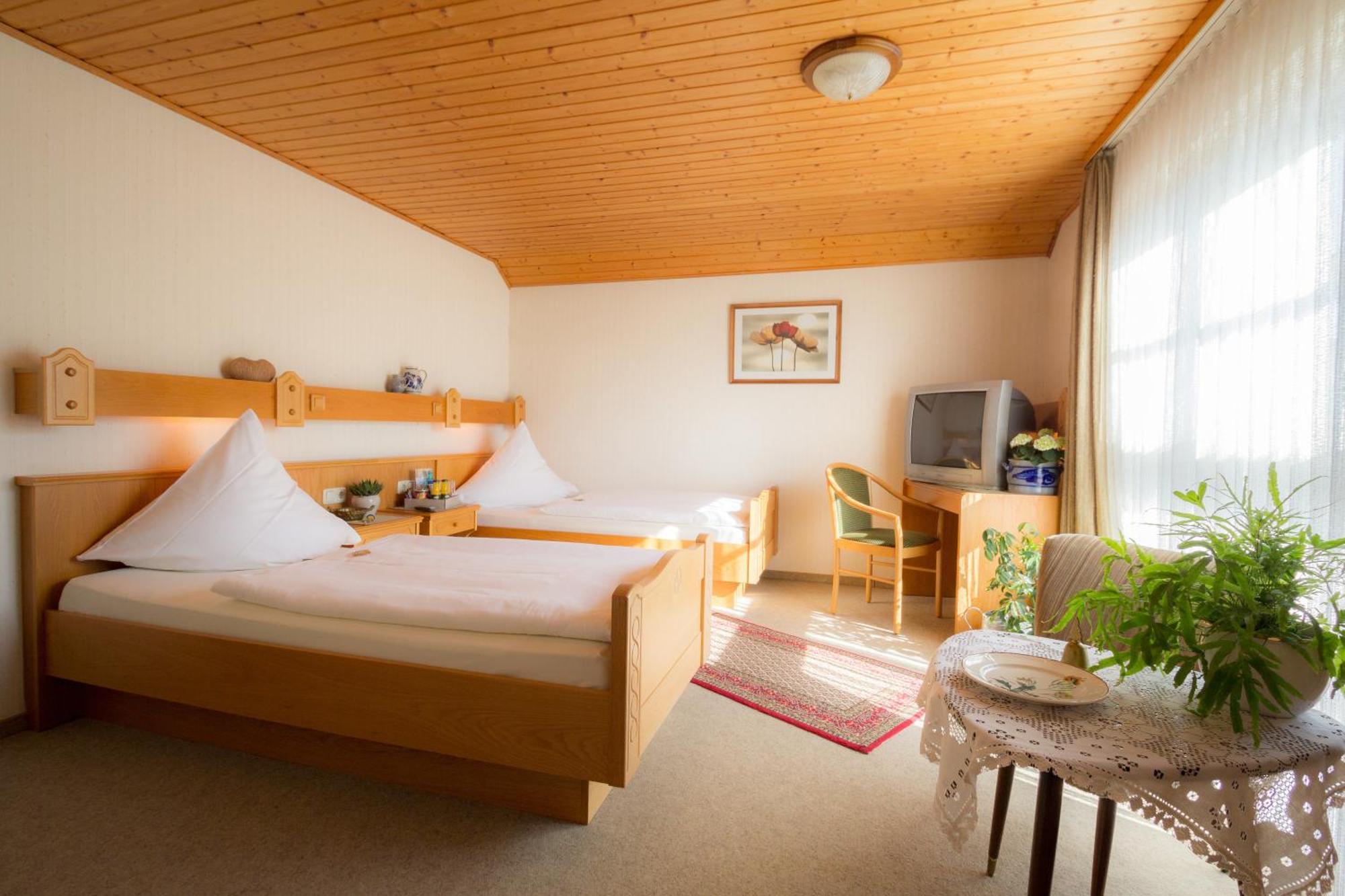 Hotel Am Lingelbach Knüllwald Стая снимка